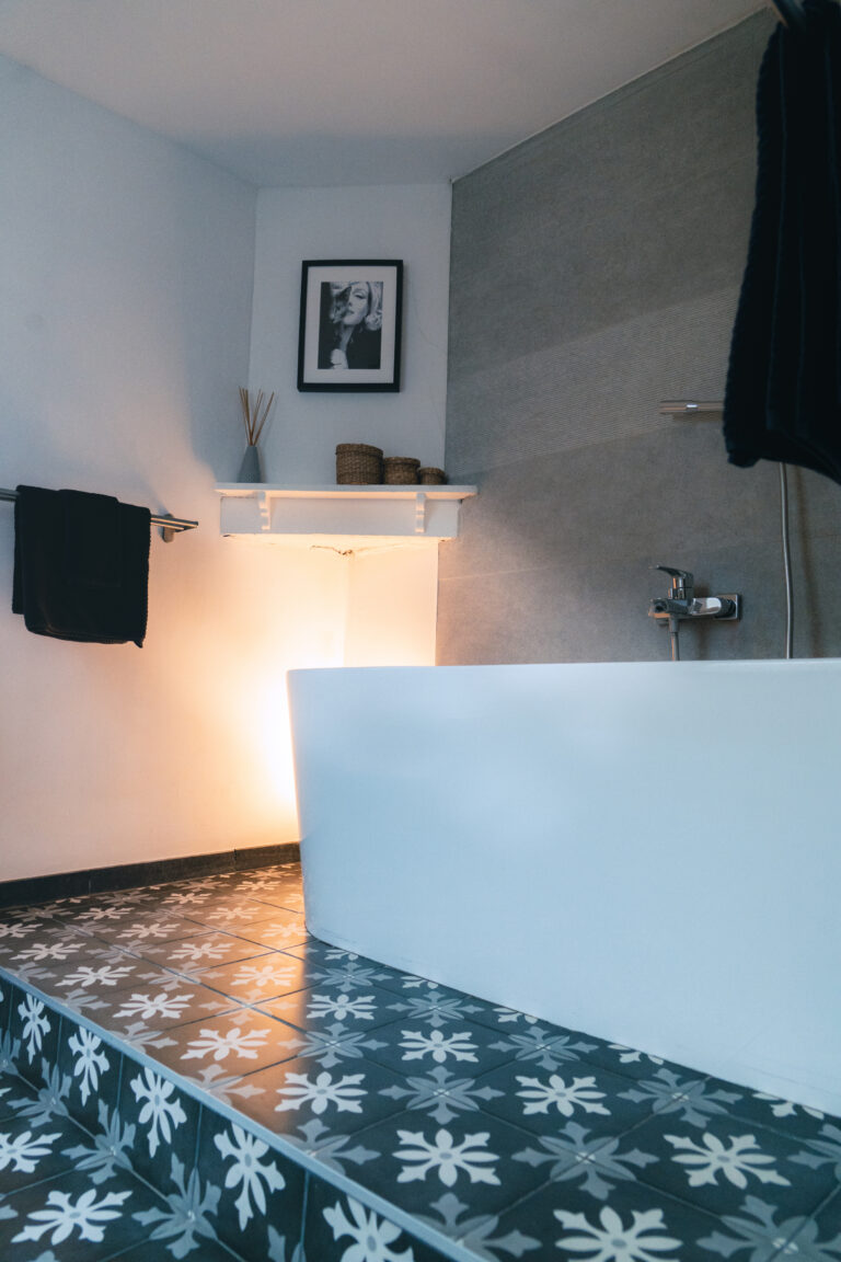 salle de bain avec baignoire de l'appartement Lyves 1, situé au 50 Rue Dossin à Liège (4000) en Belgique