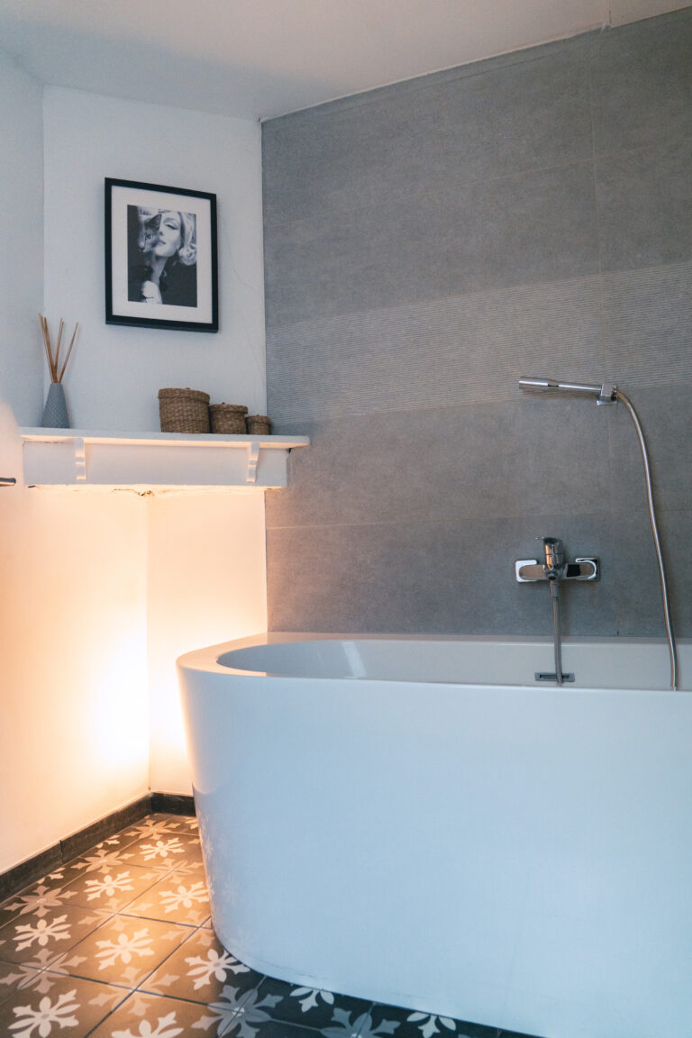 salle de bain avec baignoire de l'appartement Lyves 1, situé au 50 Rue Dossin à Liège (4000) en Belgique