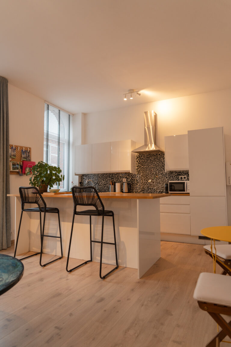 vue de la cuisine équipée de l'appartement Lyves 4, situé au 1er étage du 8 Rue Dossin à Liège (4000) en Belgique