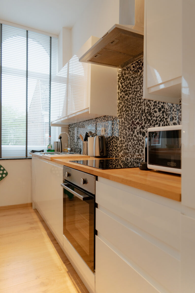 vue de la cuisine équipée de l'appartement Lyves 4, situé au 1er étage du 8 Rue Dossin à Liège (4000) en Belgique