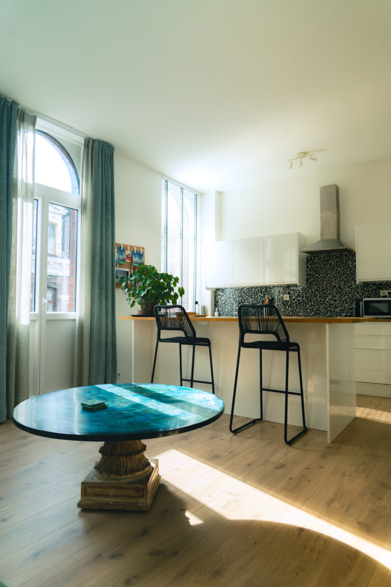 vue de la cuisine équipée de l'appartement Lyves 4, situé au 1er étage du 8 Rue Dossin à Liège (4000) en Belgique