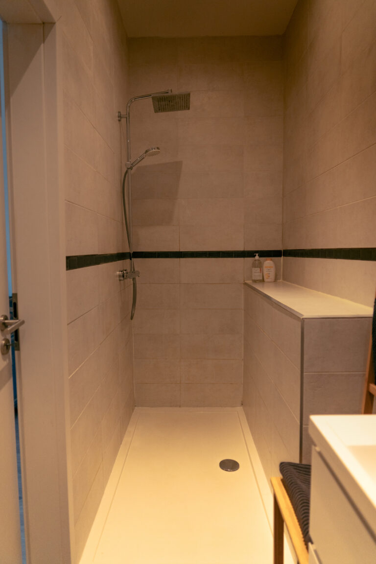 vue de la douche dans la salle de bain de l'appartement Lyves 4, situé au 1er étage du 8 Rue Dossin à Liège (4000) en Belgique