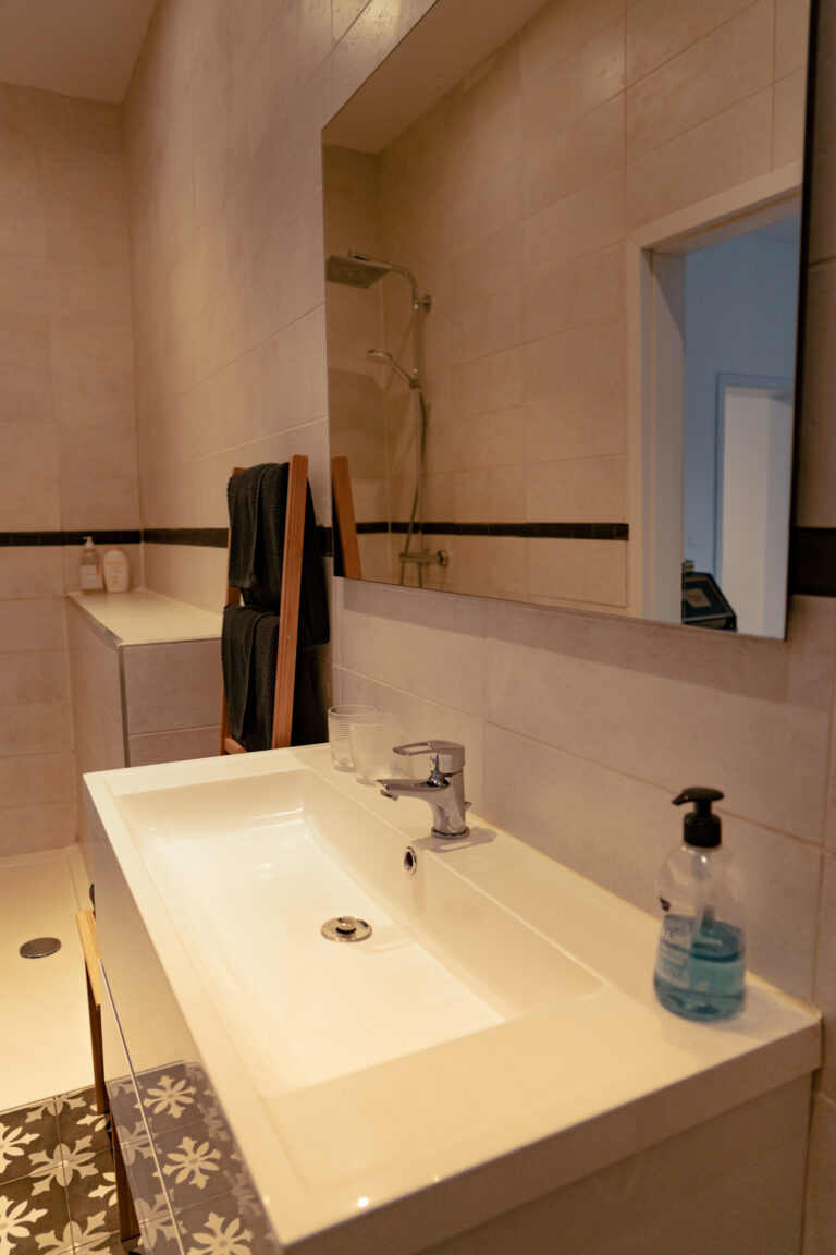 vue de lévier dans la salle de bain de l'appartement Lyves 4, situé au 1er étage du 8 Rue Dossin à Liège (4000) en Belgique