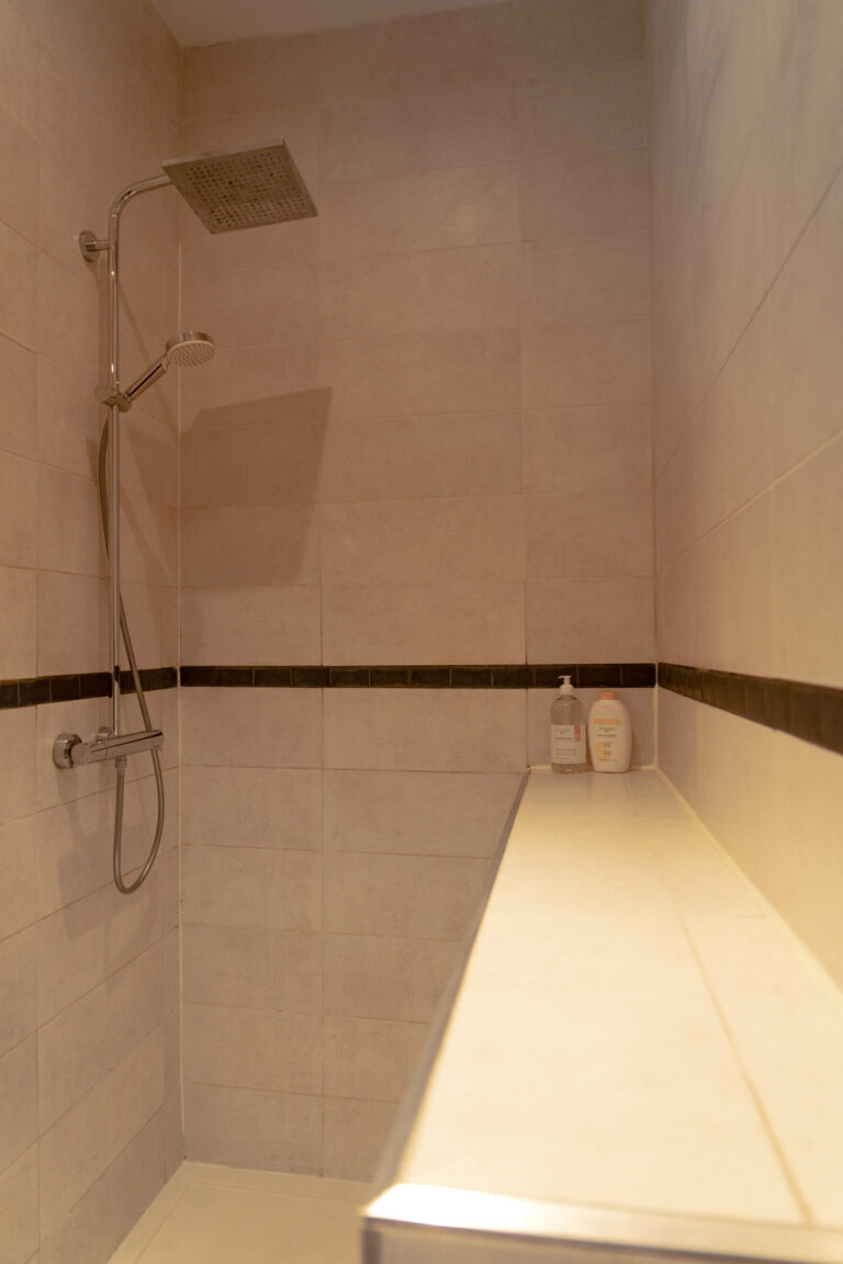 vue de la douche dans la salle de bain de l'appartement Lyves 4, situé au 1er étage du 8 Rue Dossin à Liège (4000) en Belgique