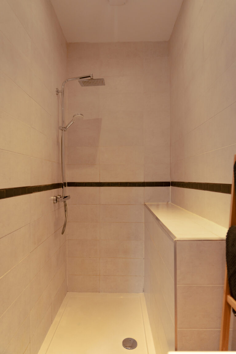 vue de la douche dans la salle de bain de l'appartement Lyves 4, situé au 1er étage du 8 Rue Dossin à Liège (4000) en Belgique