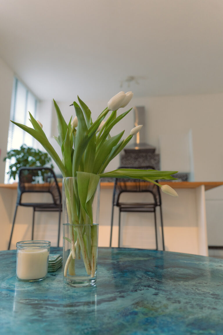 vue sur la cuisine de l'appartement Lyves 4, situé au 1er étage du 8 Rue Dossin à Liège (4000) en Belgique