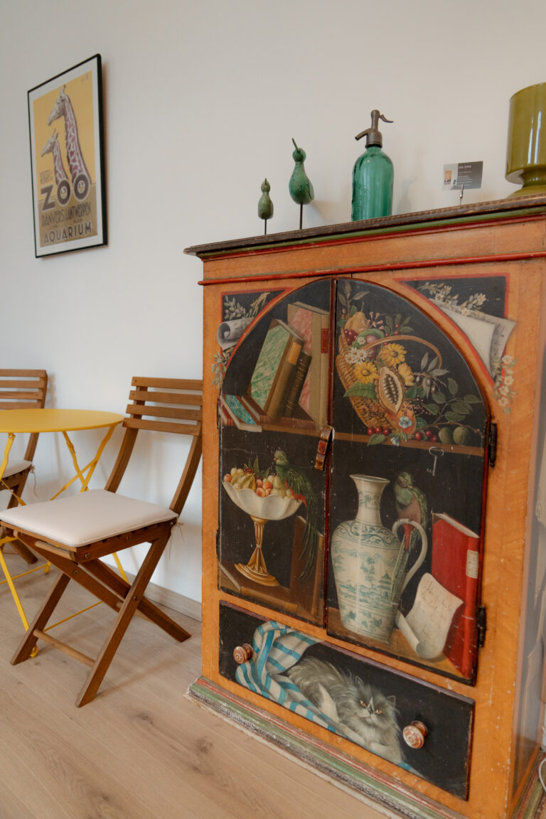 buffet dans l'appartement yves 4, situé au 1er étage du 8 Rue Dossin à Liège (4000) en Belgique