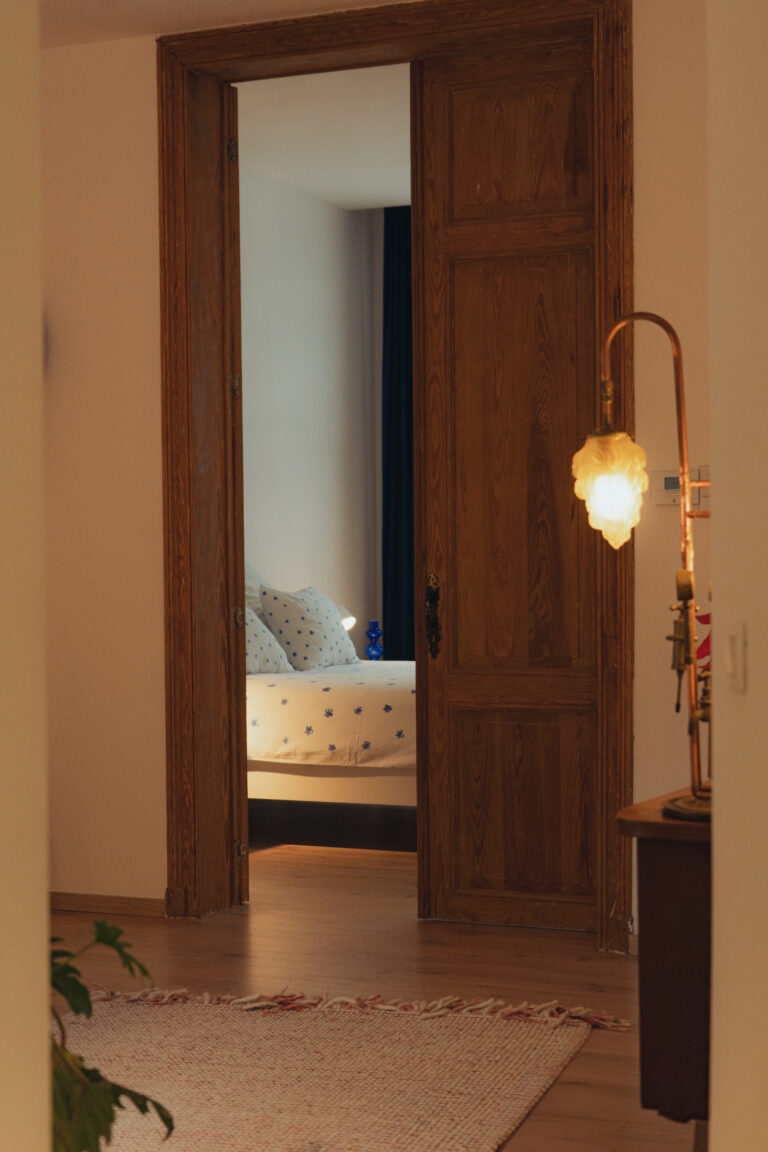 vue sur la chambre depuis le séjour dans l'appartement Lyves 3, situé au rez de chaussée du 8 Rue Dossin à Liège (4000) en Belgique