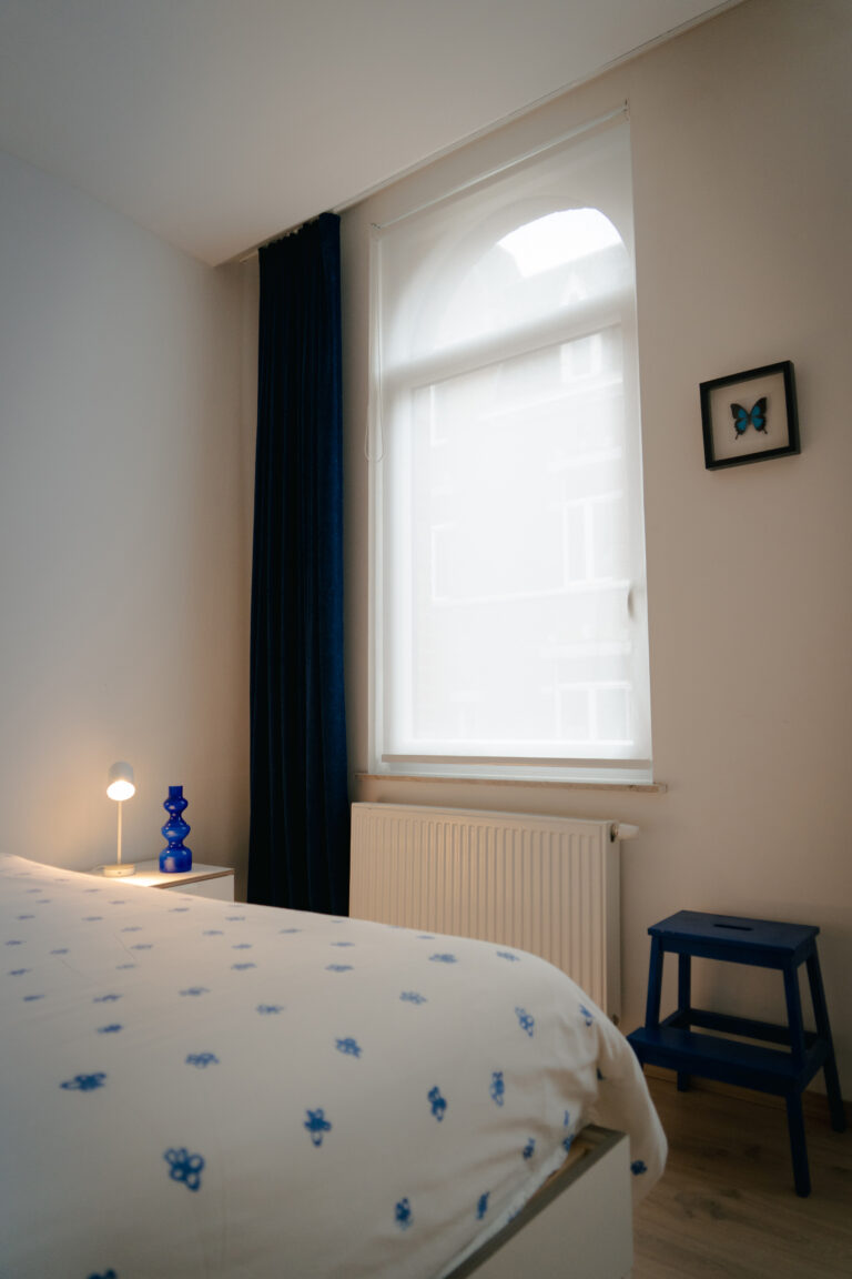 vue de la chambre dans l'appartement Lyves 3, situé au rez de chaussée du 8 Rue Dossin à Liège (4000) en Belgique