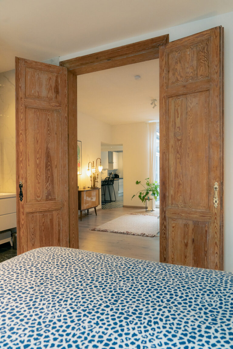 vue sur le séjour depuis la chambre dans l'appartement Lyves 3, situé au rez de chaussée du 8 Rue Dossin à Liège (4000) en Belgique