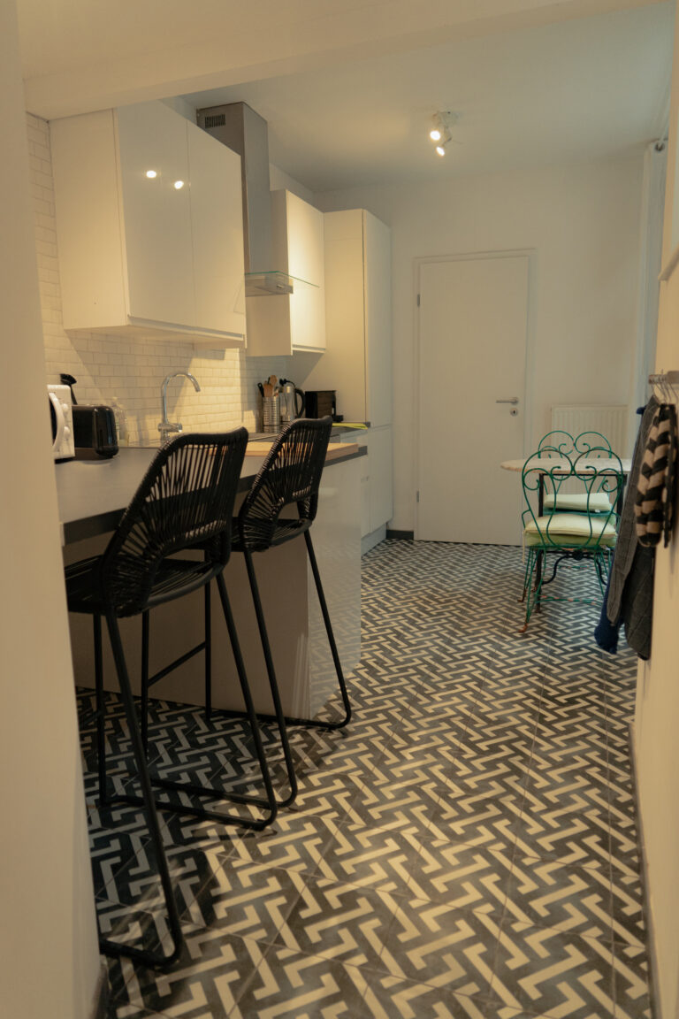 la cuisine de l'appartement Lyves 3, situé au rez de chaussée du 8 Rue Dossin à Liège (4000) en Belgique