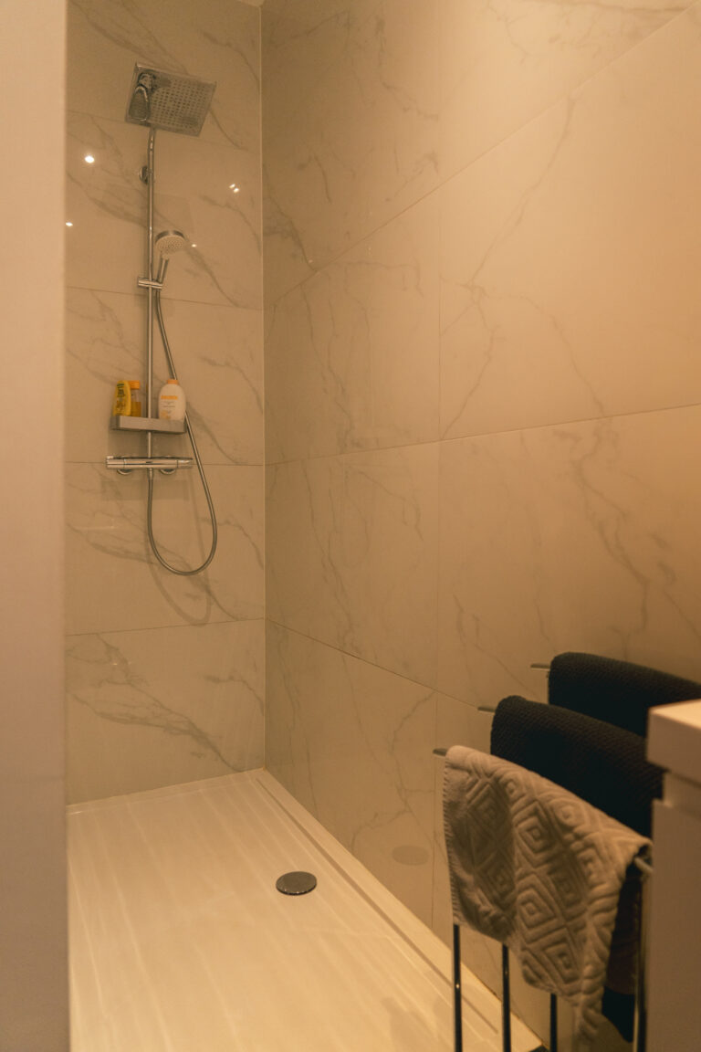 salle de bain avec douche dans l'appartement Lyves 3, situé au rez de chaussée du 8 Rue Dossin à Liège (4000) en Belgique
