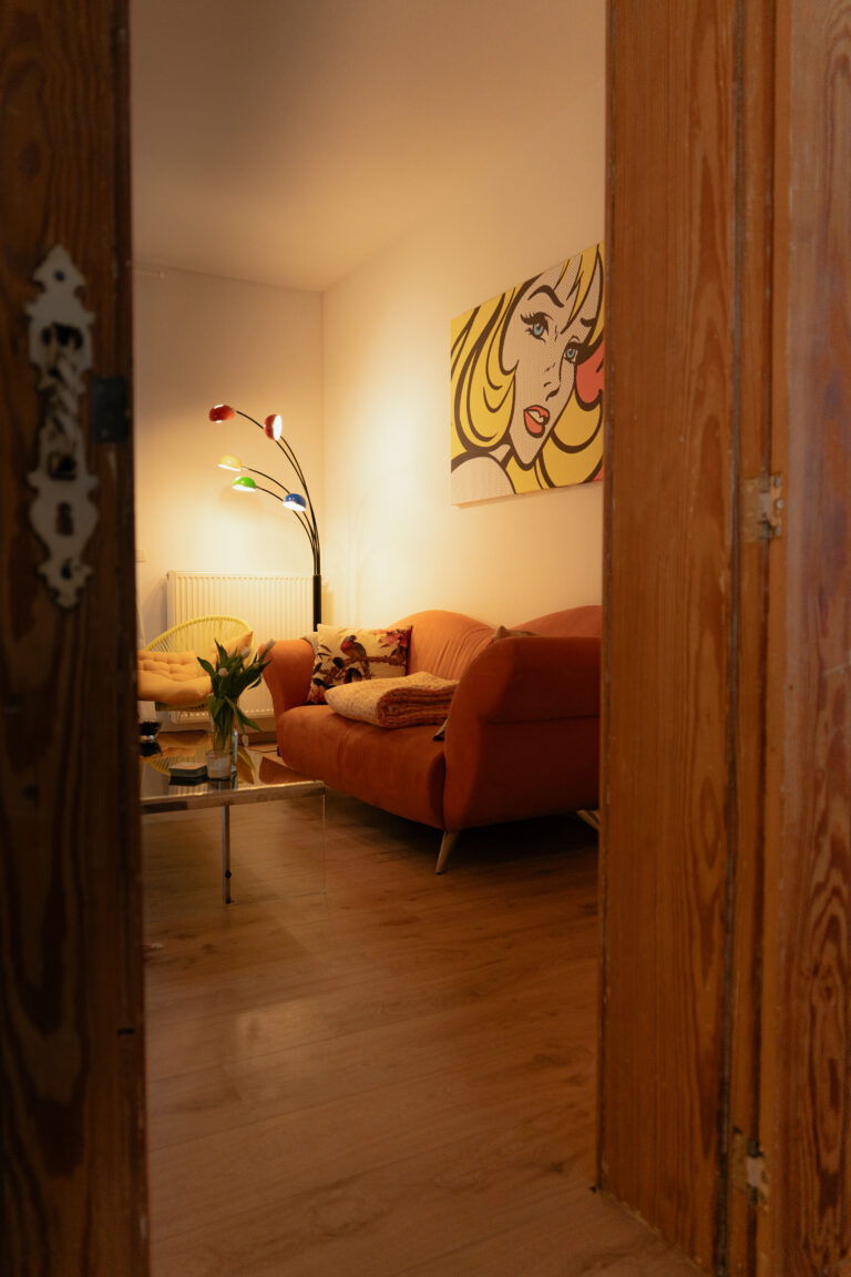 vue sur le séjour depuis la chambre de l'appartement Lyves 3, situé au rez de chaussée du 8 Rue Dossin à Liège (4000) en Belgique