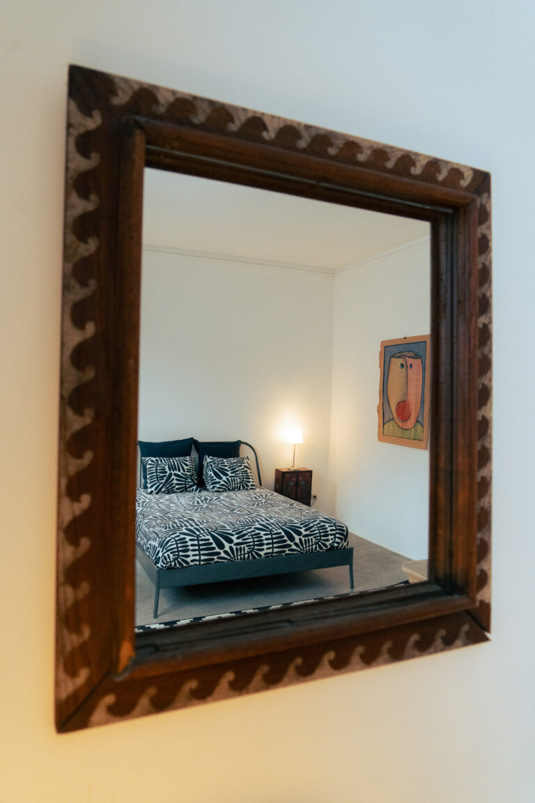 Un miroir dans la chambre l'appartement Lyves 2, situé au 1er étage du 50 à Liège (4000) en Belgique