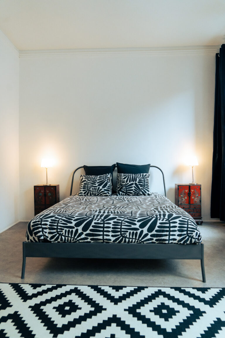 Lit dans la chambre à coucher de l'appartement Lyves 2, situé au 1er étage du 50 à Liège (4000) en Belgique