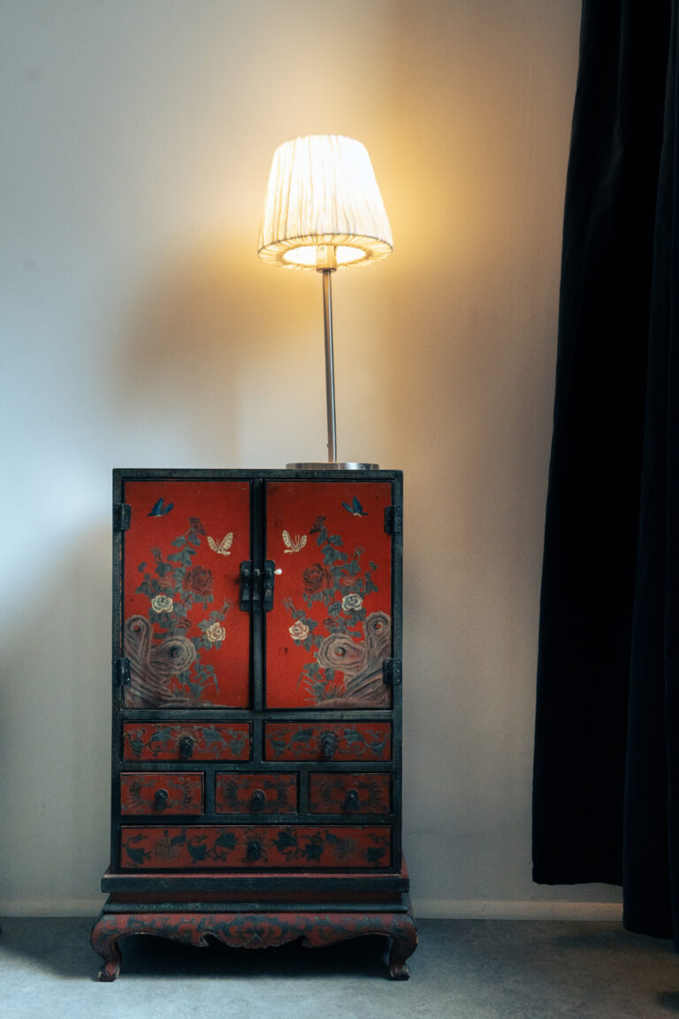 Un meuble de l'appartement Lyves 2, situé au 1er étage du 50 à Liège (4000) en Belgique