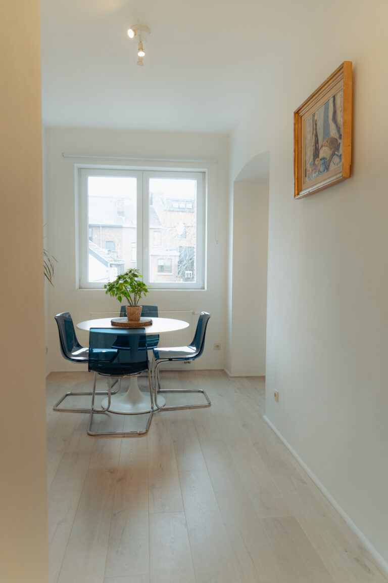 Vue sur la salle à manger de l'appartement Lyves 2, situé au 1er étage du 50 à Liège (4000) en Belgique