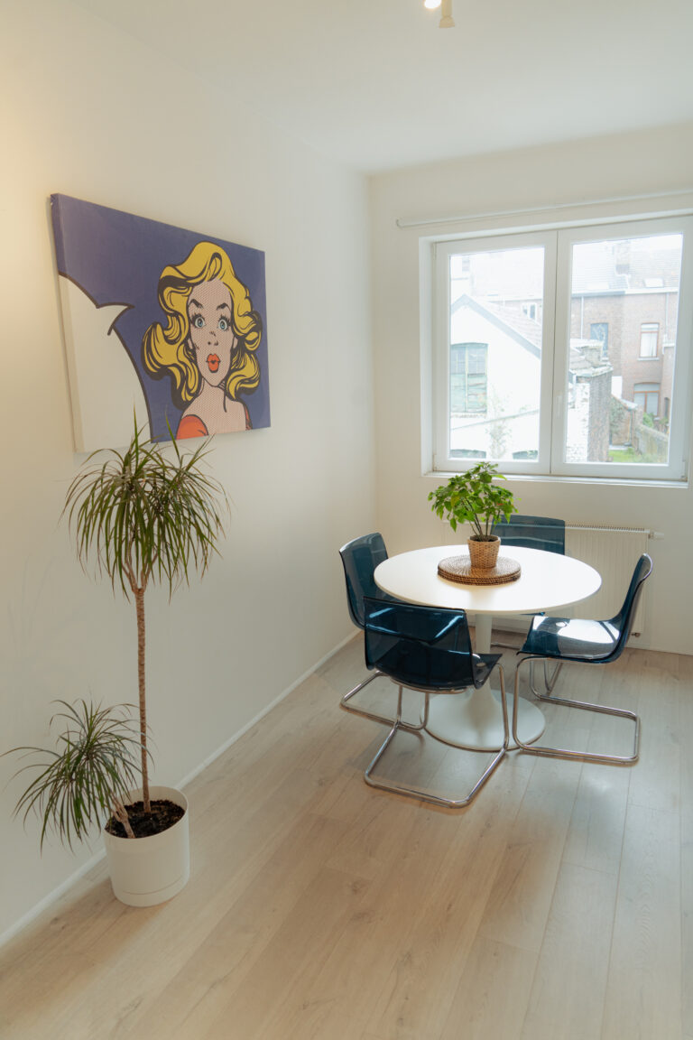 Vue sur la salle à manger de l'appartement Lyves 2, situé au 1er étage du 50 Rue Dossin à Liège (4000) en Belgique