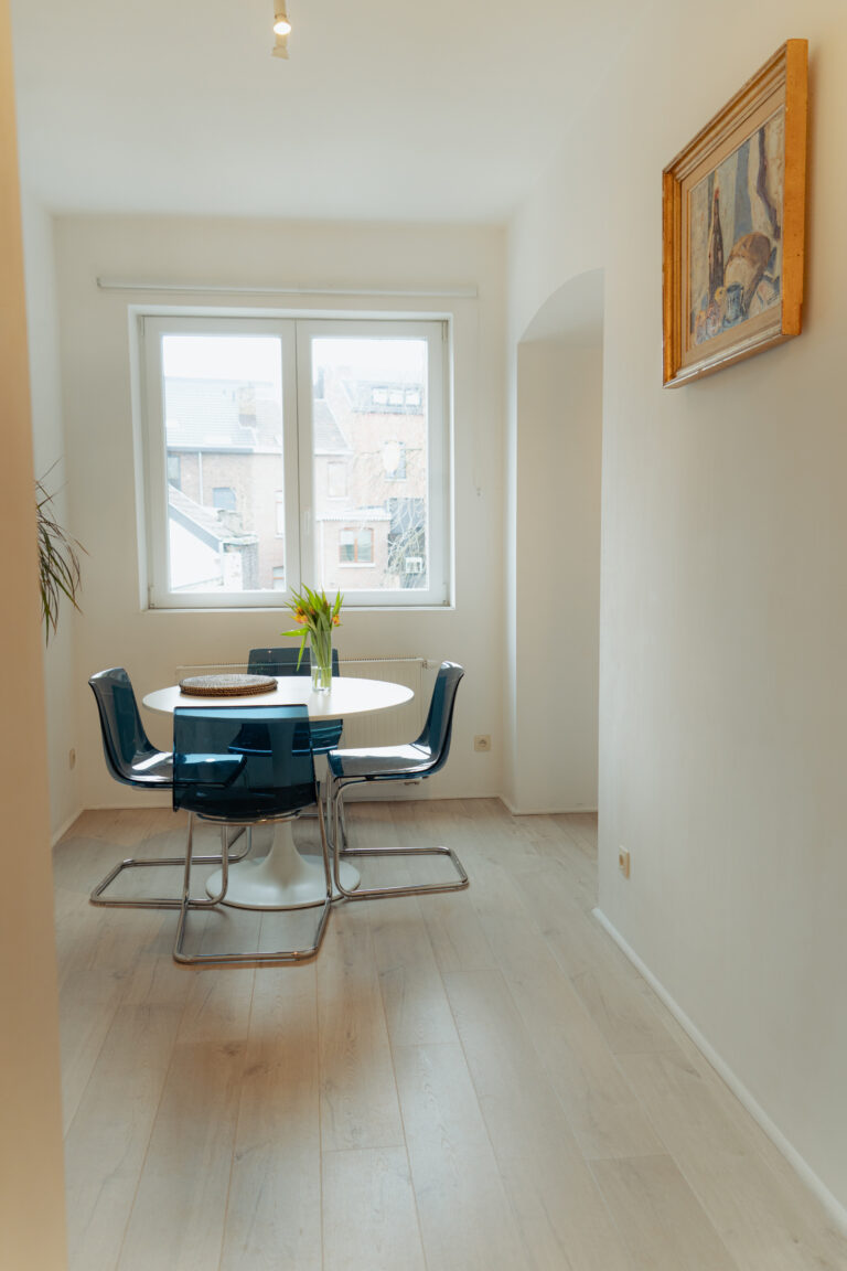 Vue sur la salle à manger de l'appartement Lyves 2, situé au 1er étage du 50 Rue Dossin à Liège (4000) en Belgique
