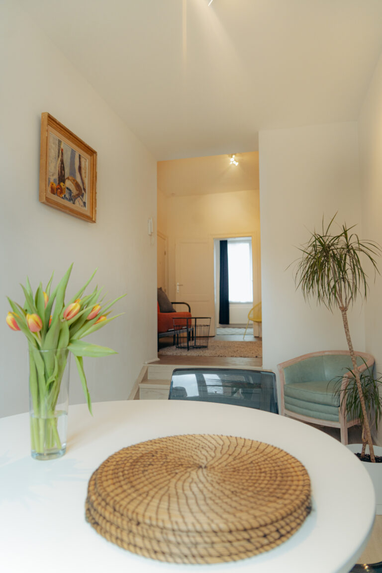 Vue sur le séjour depuis la salle à manger de l'appartement Lyves 2, situé au 1er étage du 50 (4000) en Belgique