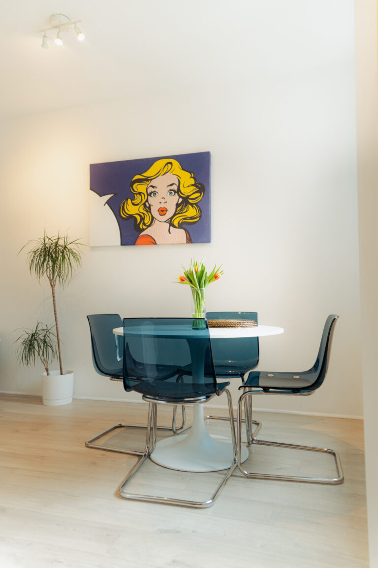 Table de la salle à manger de l'appartement Lyves 2, situé au 1er étage du 50 Rue Dossin à Liège (4000) en Belgique