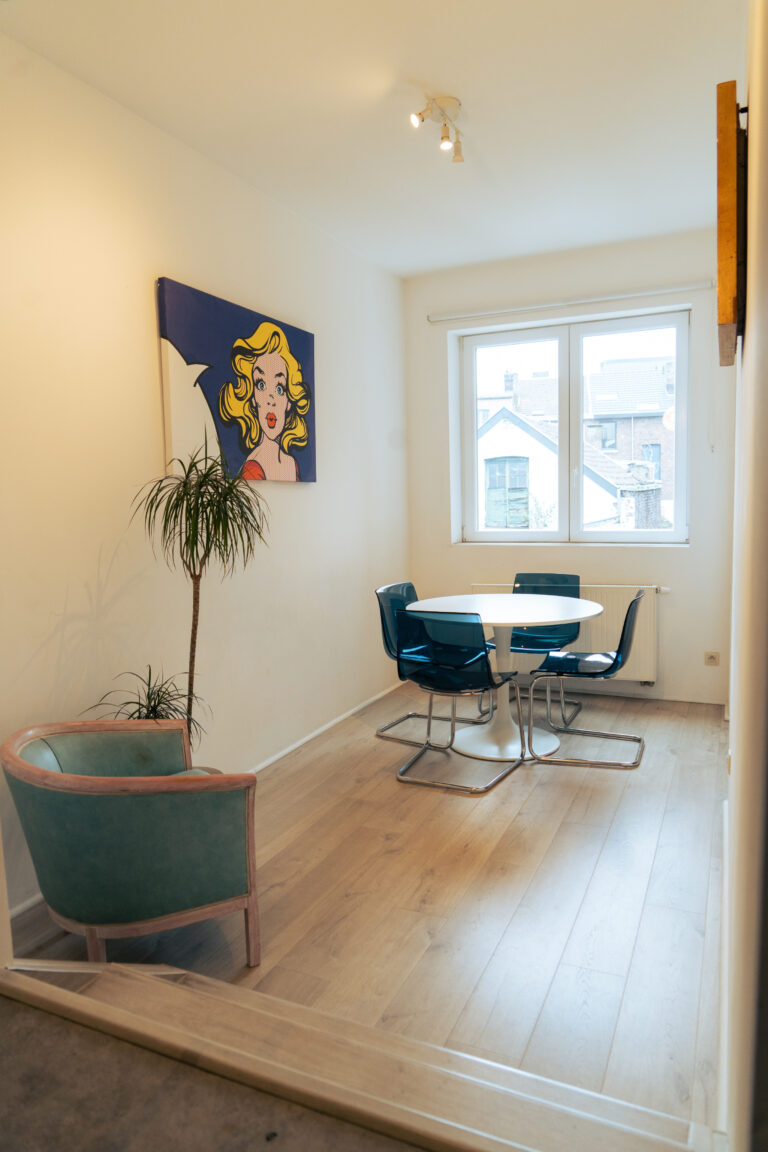 Vue sur la salle à manger de l'appartement Lyves 2, situé au 1er étage du 50 Rue Dossin à Liège (4000) en Belgique