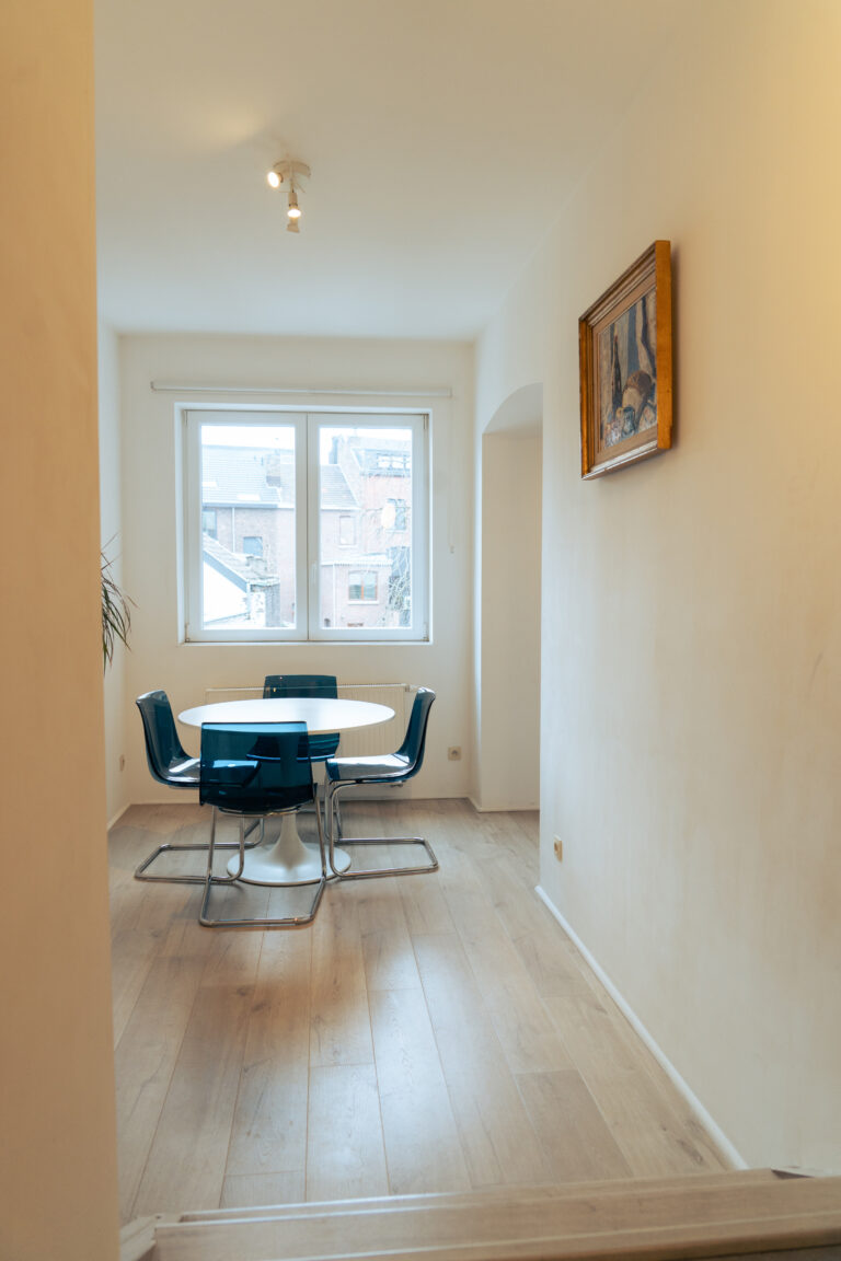 Vue sur la salle à manger de l'appartement Lyves 2, situé au 1er étage du 50 à Liège (4000) en Belgique