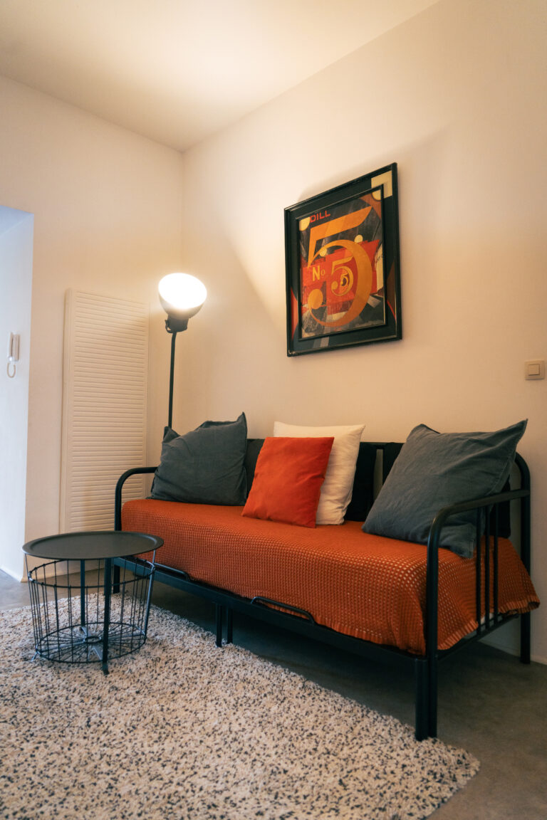Le canapé dans le séjour de l'appartement Lyves 2, situé au 1er étage du 50 Rue Dossin à Liège (4000) en Belgique