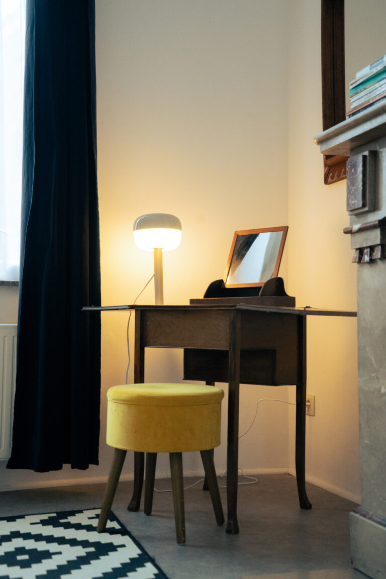 Un bureau dans le séjour de l'appartement Lyves 2, situé au 1er étage du 50 Rue Dossin à Liège (4000) en Belgique