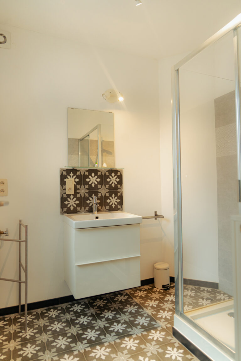 Vue de la salle de bain de l'appartement Lyves 2, situé au 1er étage du 50 à Liège (4000) en Belgique